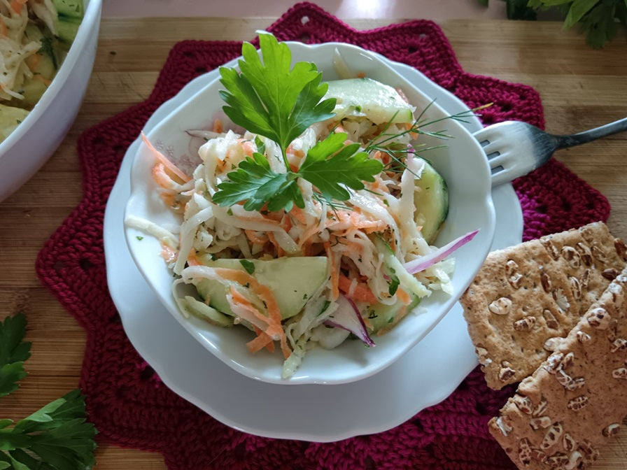 Insalata estiva con il cavolo rapa