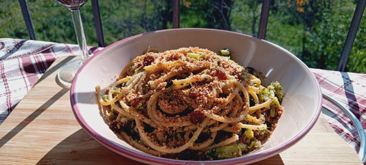piatto di spaghetti con broccoli alla siciliana