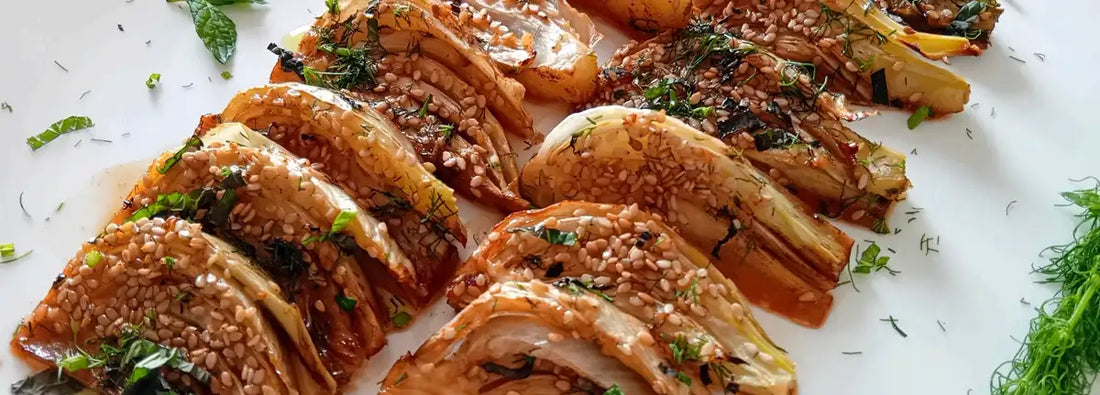finocchi al forno con semi di sesamo e erbette