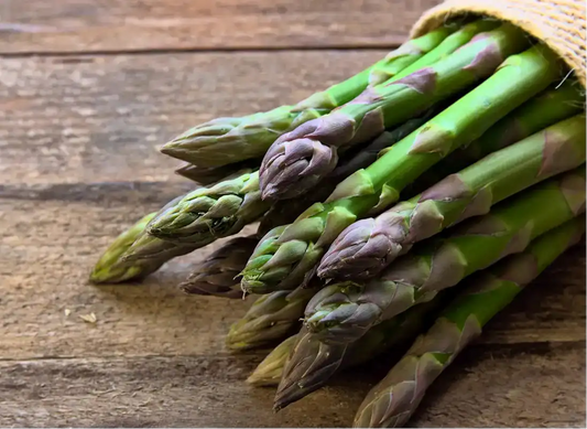 mazzetto di asparagi verdi freschi biologici